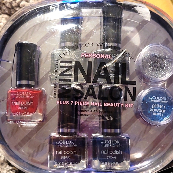 The Color Workshop Mini Nail Salon - Picture 2 of 6